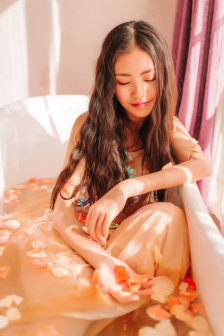 诱人的乳峰奶水hd